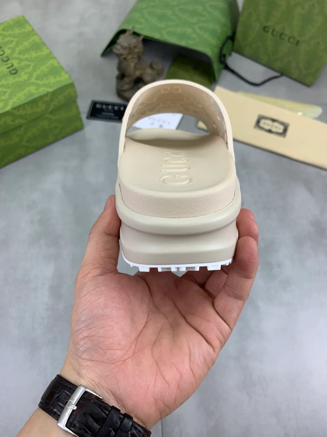 Men's Men's Shoes 💰P300💰[New Style] High Version 🎁🎁🎁 GUCCI New Year of the Snake casual slippers, original official website, perfect workmanship, transmitting a kind of noble luxury, sublimating its definition of luxury in Gucci's high-end extraordinary craftsmanship. Original Gucci double G combination outsole, code number: 35-46, complete package